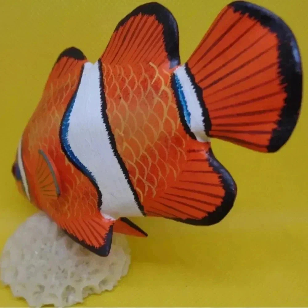 Tropical wood clown fish on faux coral - Picture 4 of 9